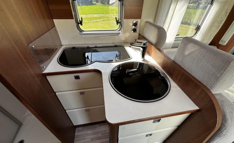 13 LMC T742 – LMC T742 semi-integrated camper 2020