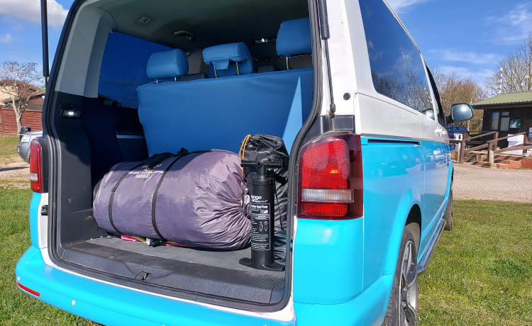 VW Caravelle 7 Sitzer Auto - Mit Markise, Schlafzimmer, Luftmatratzen und Herd.