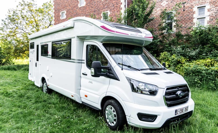 4p 2022 Roller Team – Extra spacious and off-grid camping (330Ah battery, air conditioning and furnishings)