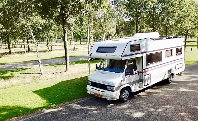 Grand camping-car 6 personnes à louer. Liberté LMC