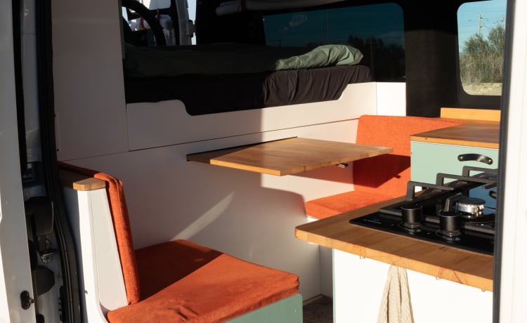 Compacte off-grid Peugeot Boxer met lengte bed voor 2 personen 