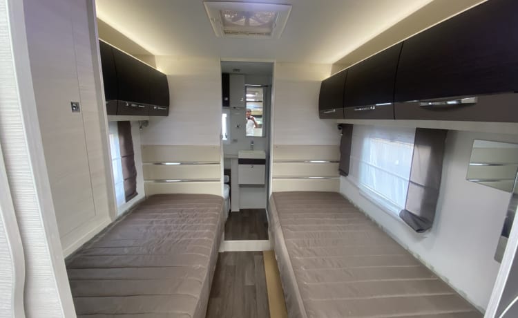 Zeer mooie camper half integraal 5 slaapplaatsen 4 zitplaatsen  – 5p Challenger semi-integrated from 2017