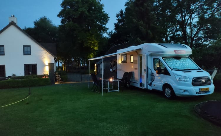 4 pers. Challenger. Ruime, moderne en luxe camper met AIRCO en 2x TV.