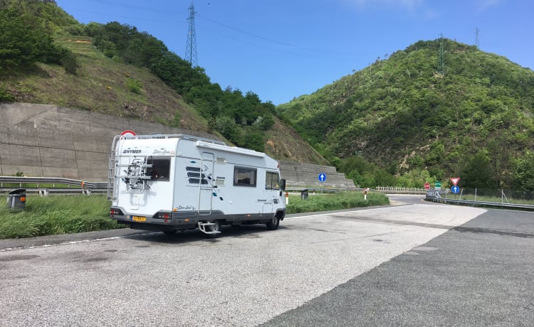 Hymer spacieux pour 4-5 personnes (très adapté aux jeunes familles)