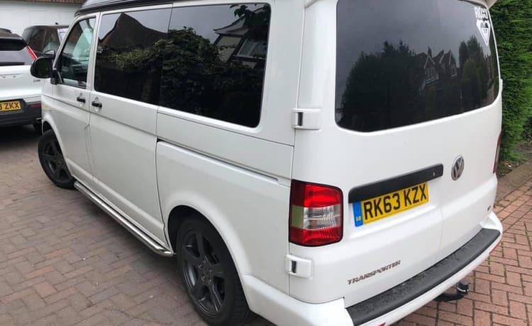 Flo! – Flo ist unser lustiger und bequemer Volkswagen Transporter 5.1 Campervan mit 4 Schlafplätzen 