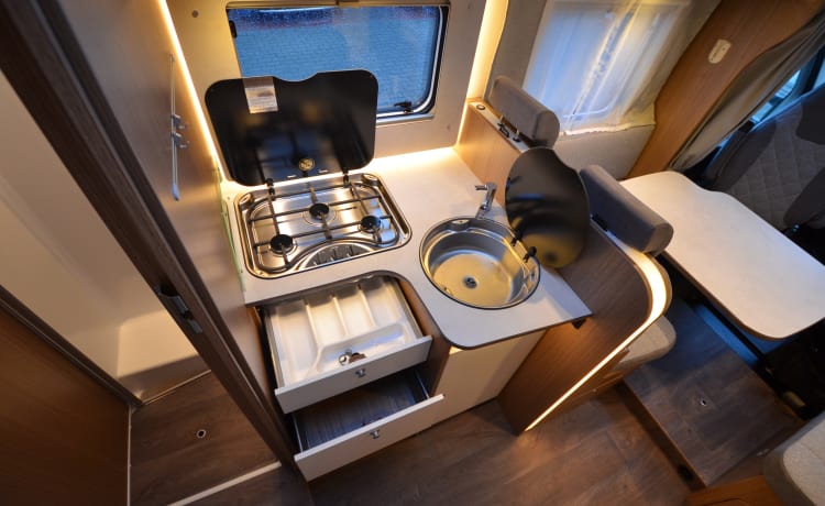 Carado T447 – Very luxurious camper length beds - separate shower - XXL garage - corner seat