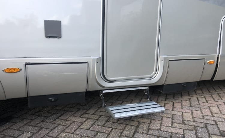 LUXE CAMPER – 4p Hymer integrated from 2010