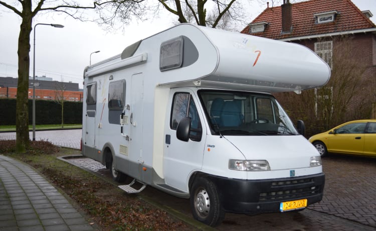 Camping-car familial 6 personnes avec AIRCO, grand lit transversal et grande alcôve