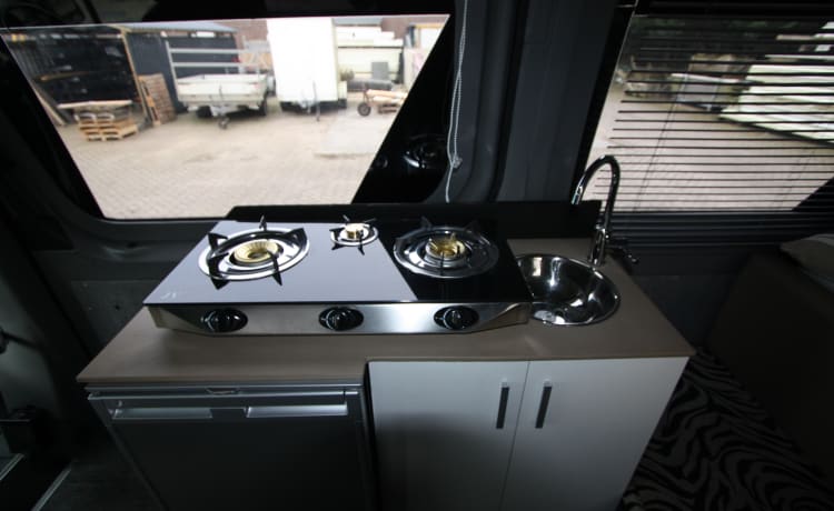 Superruime luxe MB Sprinter buscamper 2010 met XXL vastbed (2p)