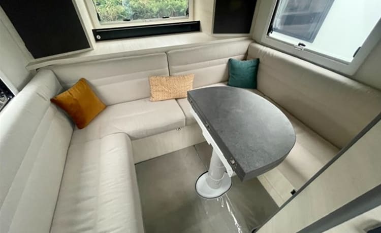 Amelia  – Als nieuwe, 4-persoons, moderne camper, met achterlounge