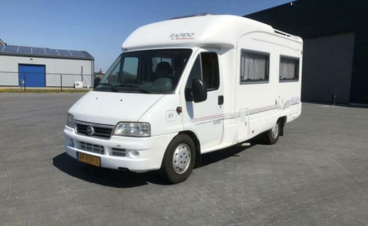 Camping-car Fiat Ducato merveilleusement complet et maniable 