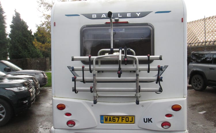 Pistol – Bailey Approach Advance 665 2.2 130 BHP 6 BERTH End lounge Air con euro 6 