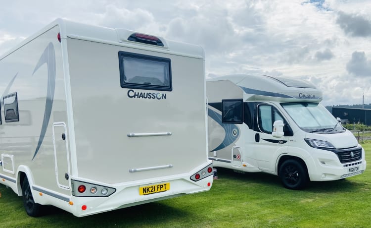 Betty Bob – Betty Bob is een luxe automatische camper met 5 zitplaatsen en 6 slaapplaatsen 