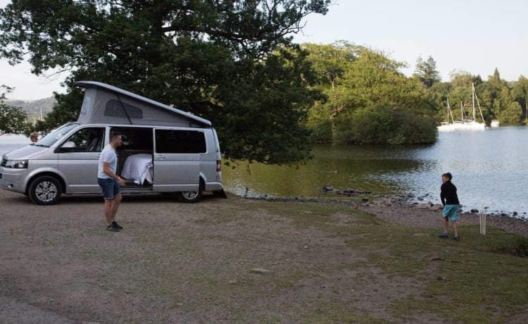 Silver VW Camper – Luxe VW Camper Lake Windermere Zelf Verzekeren