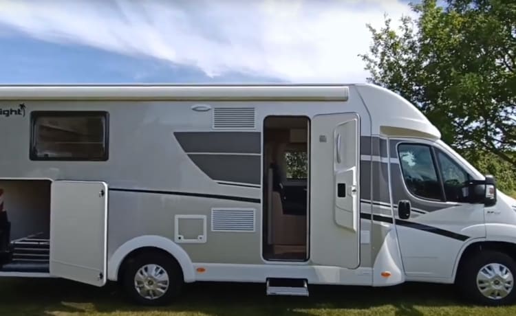 Sunlight T68 – Très beau camping-car Sunlight spacieux pour 4 personnes de 2018, beaucoup d'espace de rangement.