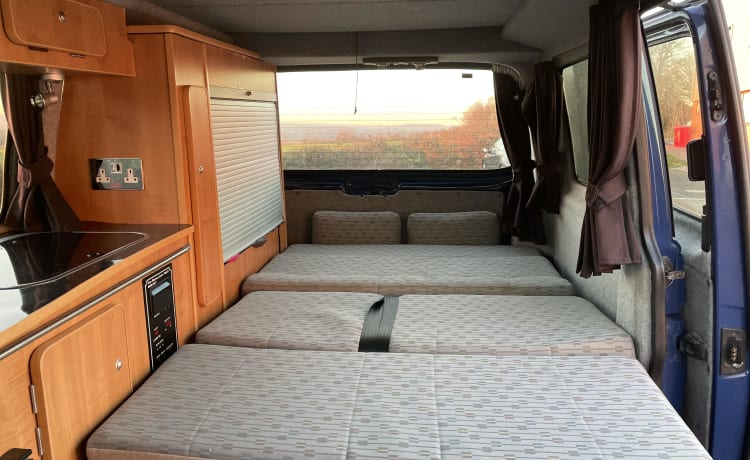 Carousel – 4 berth Volkswagen bus from 2006