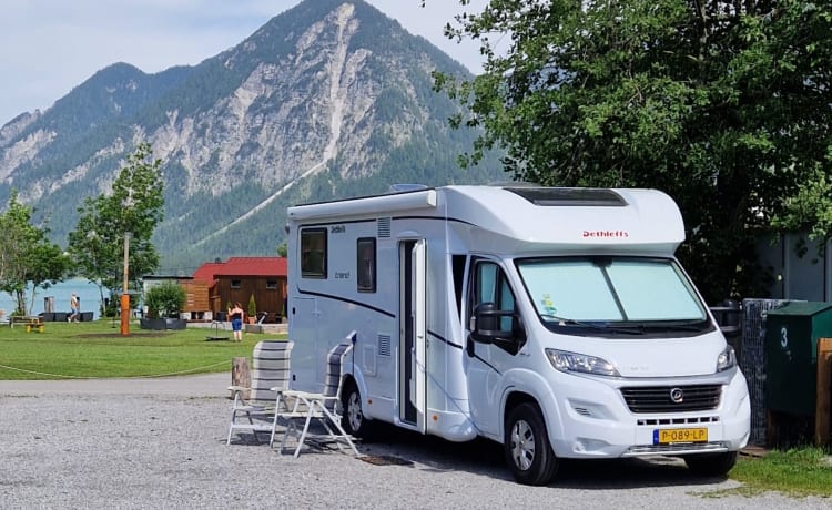 Roxi – Mooie, luxe Dethleffs Half-intergraal camper (4p) uit 2021 (incl maxxfan!)