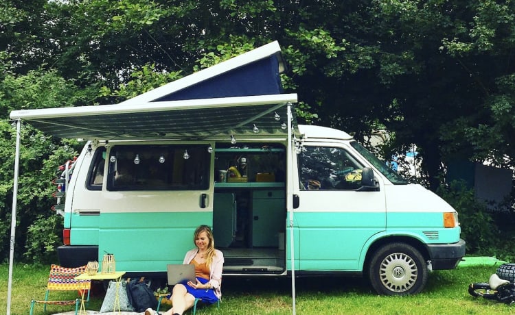 Bessie – 4p Volkswagen T4 campervan with lifting roof