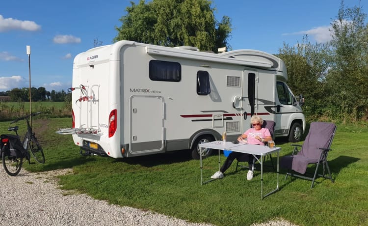 Beautiful spacious 5 p Adria semi-integrated