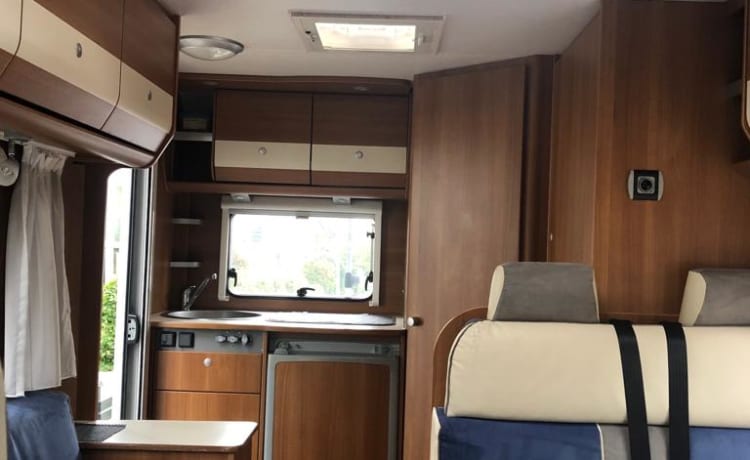 Beautiful 4 pers. Carado Alcove Camper