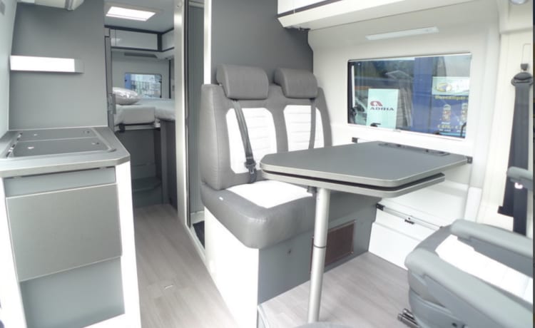 2p Luxury Adria Twin Bus Camper avec lits de longueur