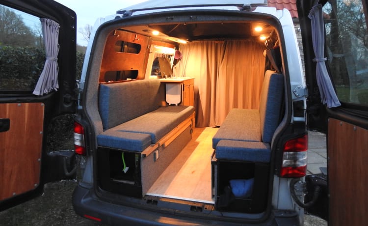 VW T5 2012 Unique layout, wide and comfortable bed (205x150cm)