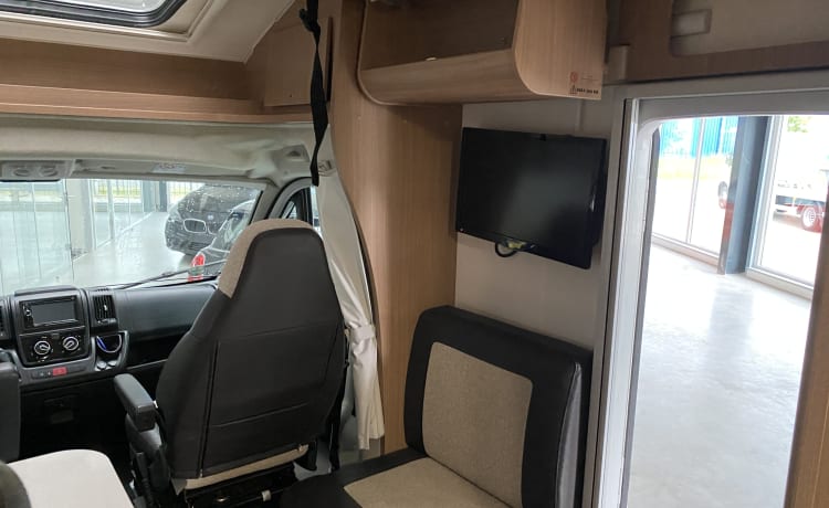 Corry – 5-Personen-Wohnmobil mit el. Hubbett und Längsbetten