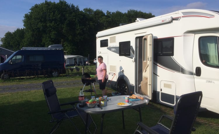 Camping-car familial attendant que la famille découvre l'Europe ensemble