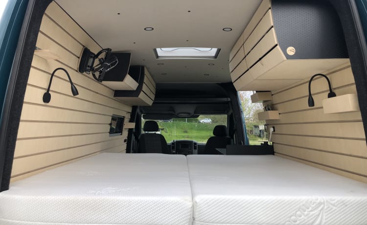 Neuer cooler, netzunabhängiger Mercedes Sprinter Buscamper mit langen Betten