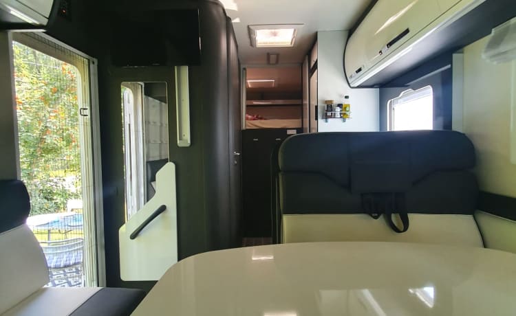 Luxe mobilhome met ruime bedden en zéér grote garage 