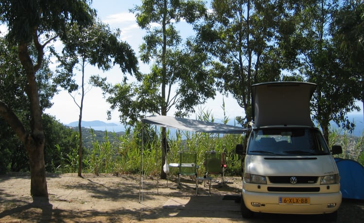 The last real Bulli – 4 person Volkswagen T4 California with lifting roof