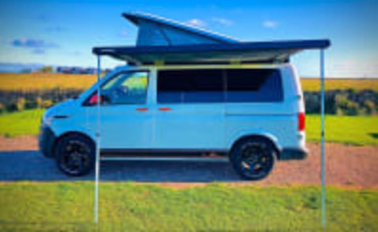 The Surfer – 2020 lussuoso camper VW Top Spec. Esplora la Cornovaglia con stile.