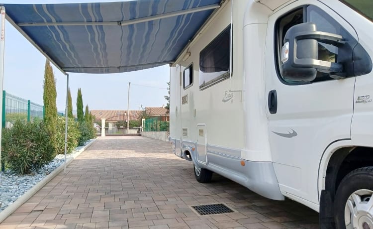 Giuliana – Camper 6 posti viaggio e 6 posti letto