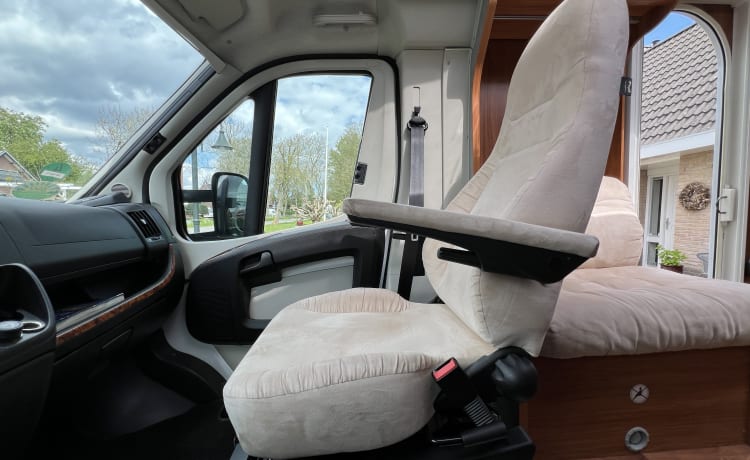 Esprit – 2p Dethleffs teilintegrierter Camper aus dem Jahr 2014