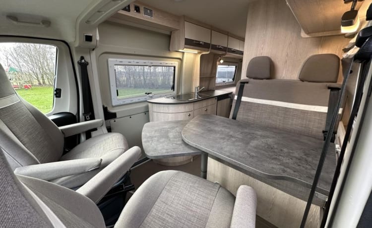 Bellissimo camper bus Possl (2019) completo di inventario.