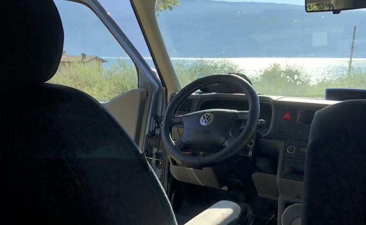 Bluebulli – Lovingly converted VW T4 that is ready to travel.