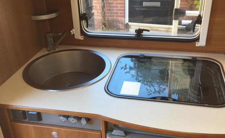 Beautiful 4 pers. Carado Alcove Camper