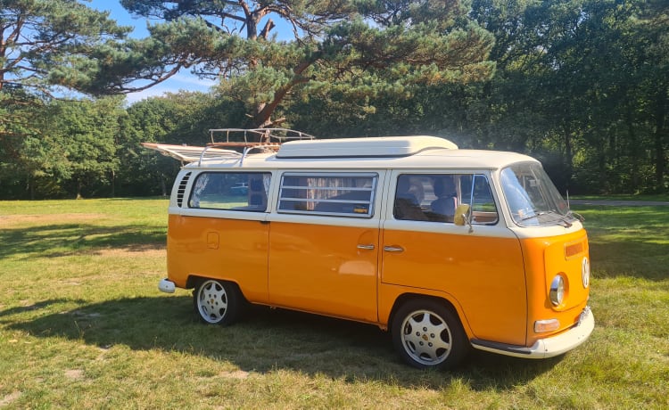 2p Volkswagen campervan uit 1969