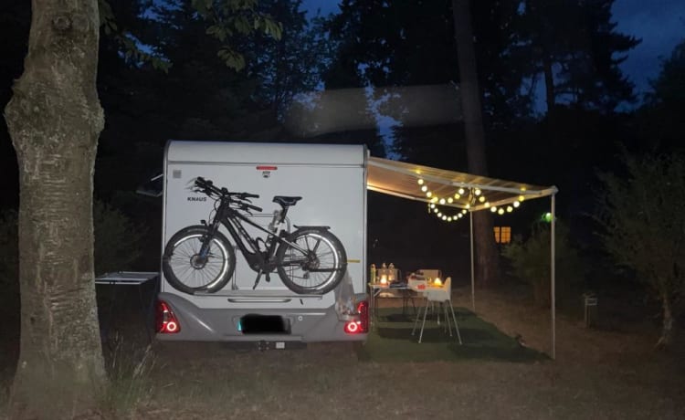 Roadrunner – Mooie en zeer goed onderhouden camper met veel ruimte