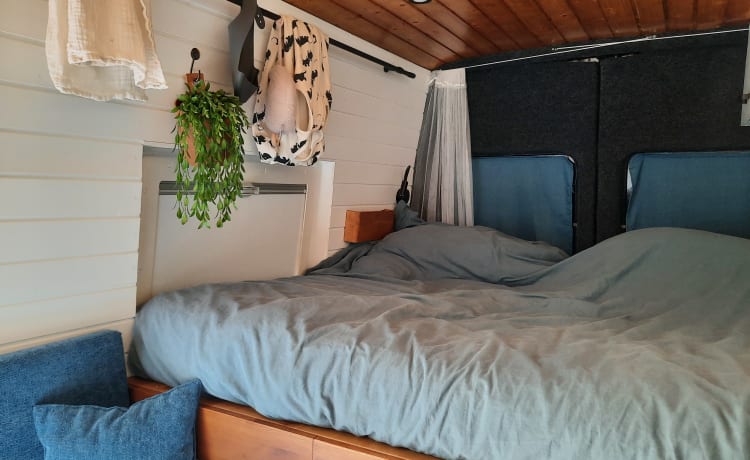 Cozy and neat VW camper bus 2.5TDI