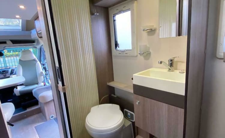 Wij bieden onze geweldige luxe camper uit 2016 te huur aan! 