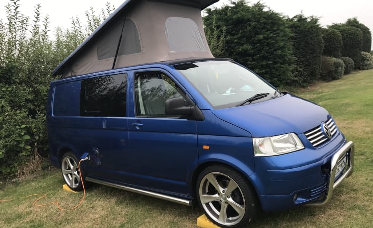 Geoff – Volkswagen campervan met 3 slaapplaatsen uit 2004