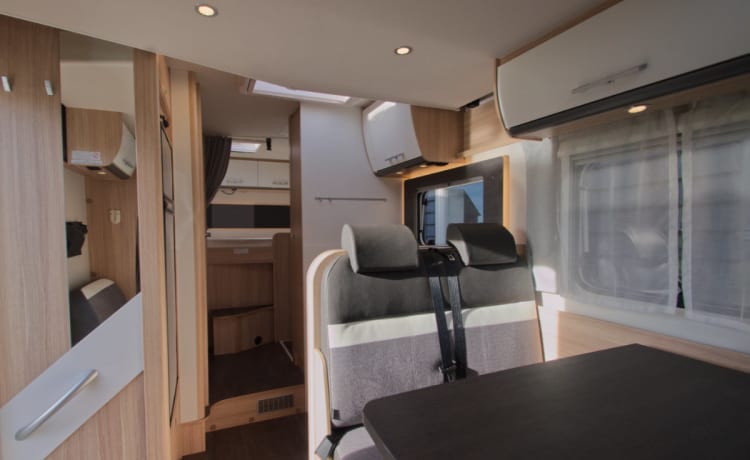 Sunlight T65 – Very nice, spacious 4-person Sunlight camper from 2023, lots of storage space.