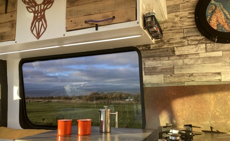 The Big Green Van – Tour in luxe door de NC500 - inclusief grote off-grid camperverzekering met 3 slaapplaatsen