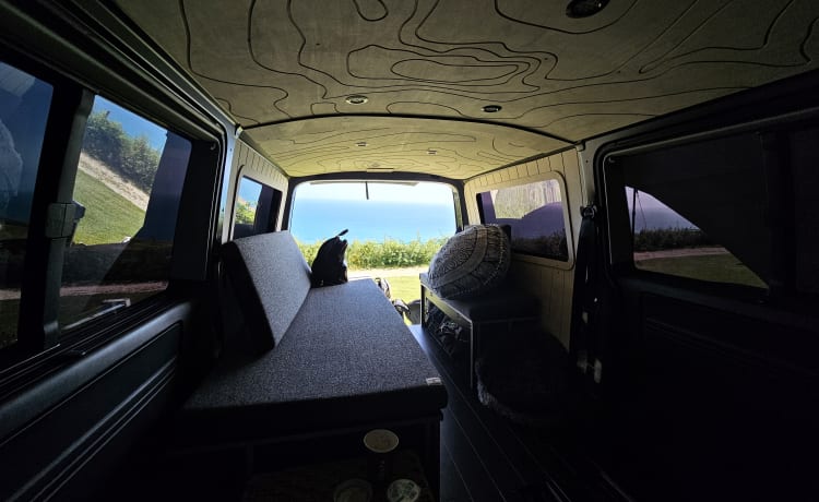 "The Bus" – Custom VW T6 Stealth Camper