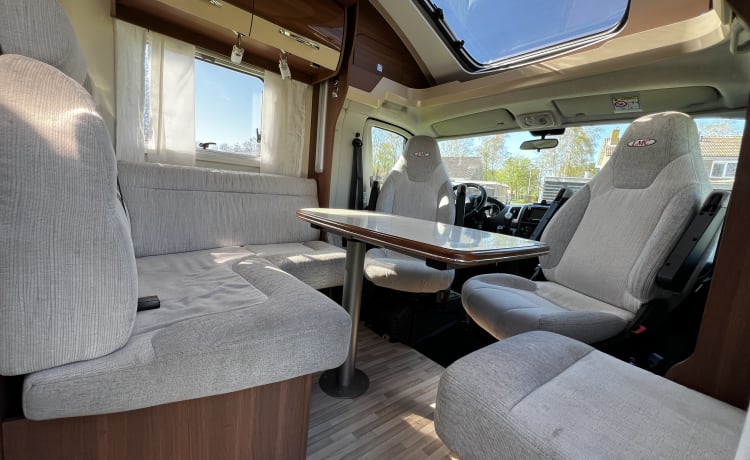 13 LMC T742 – Camper (2020) Half integrale camper 4 personen