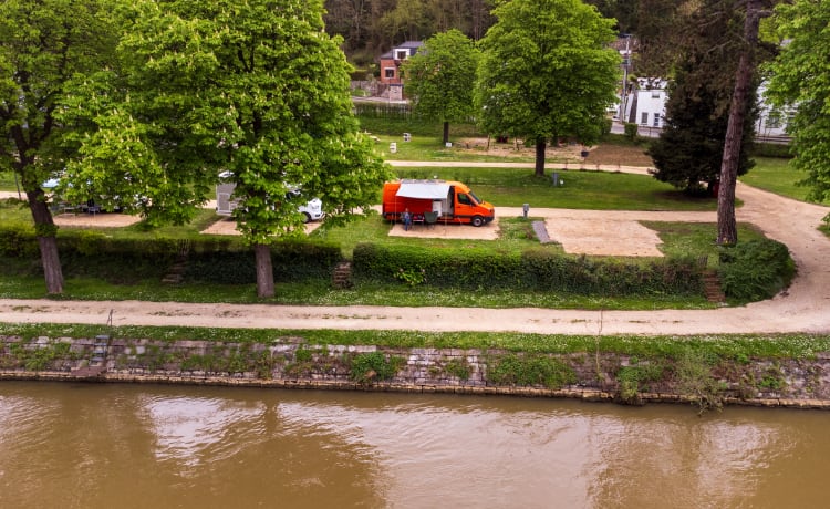 Orange – VW Crafter, camping-car hors réseau très spacieux, luxueux et confortable.