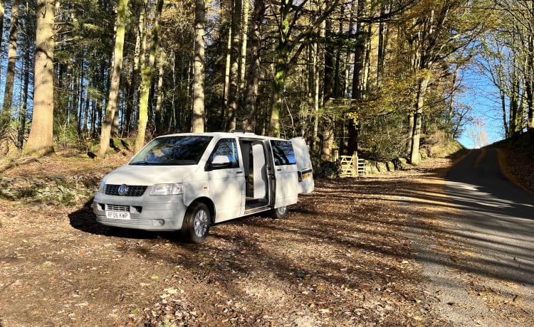 Camper Volkswagen Transporter T5 con 2 posti letto recentemente convertito