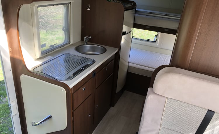 Luxuriöser geräumiger 6-Personen-Familiencamper mit Klimaanlage (2x), Garage und Inventar.