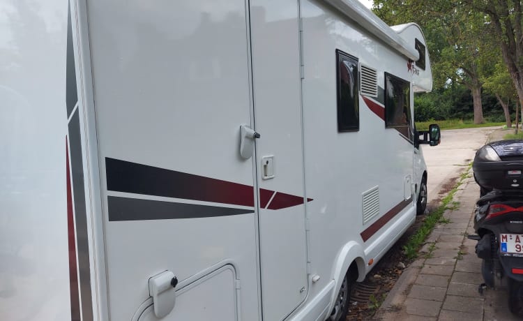 Beau camping-car spacieux avec toutes les commodités nécessaires